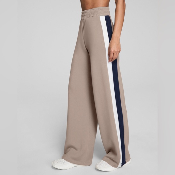 EUC💙SPANX AirEssentials® Colorblock Wide Leg Track Pant Small Regular - Picture 1 of 10